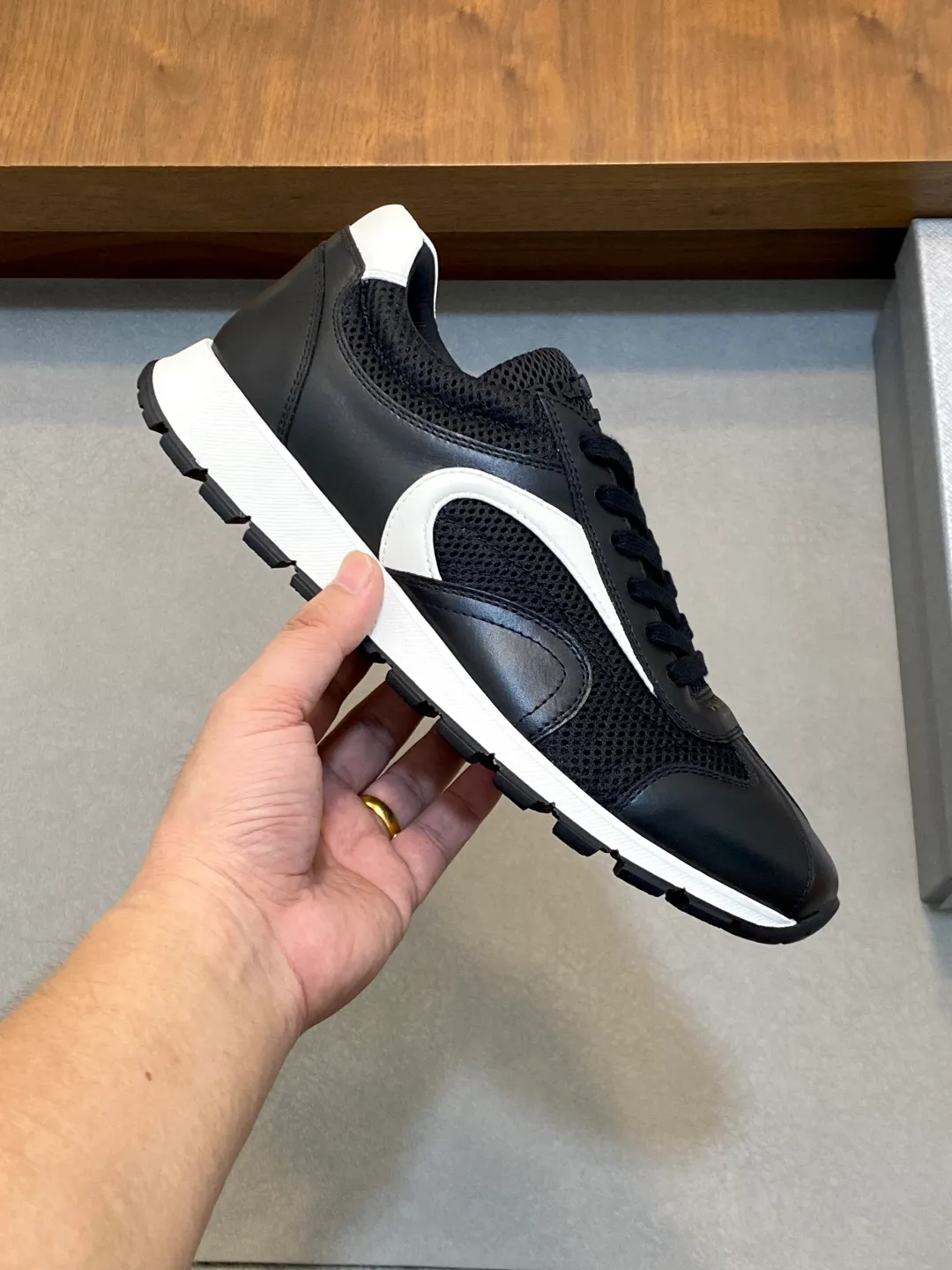 Men's shoes 💰740 Prada men's new lace-up sports and casual shoes. This upper is made of imported calfskin stitching. The tongue is P's classic bronzing lougou. The lining is made of calfskin for the feet. The outsole is made of non-slip sports exclusive rubber outsole with logo. It feels good on the foot. It is fashionable and fashionable. It has a standard sports version and looks very good on the foot! Comes with original box and dust bag! L leather shoe size: 39/40/41/42/43/44 original box packaging + dust bag